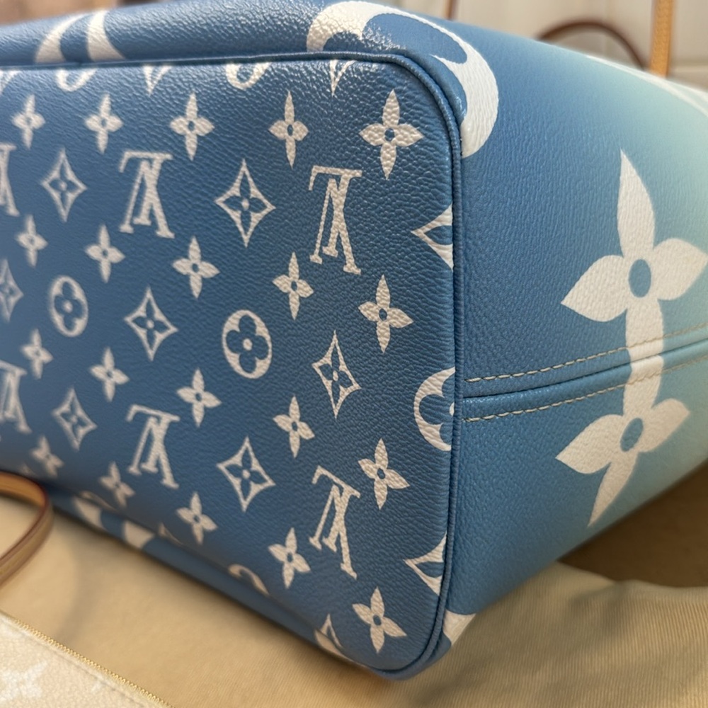 Brand new never used Louis Vuitton Blue and White Shoulder Bag Neverfull MM - Picture 14 of 15